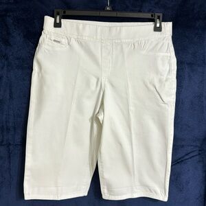 Nine West white pull on skinny jean capris. Size 12